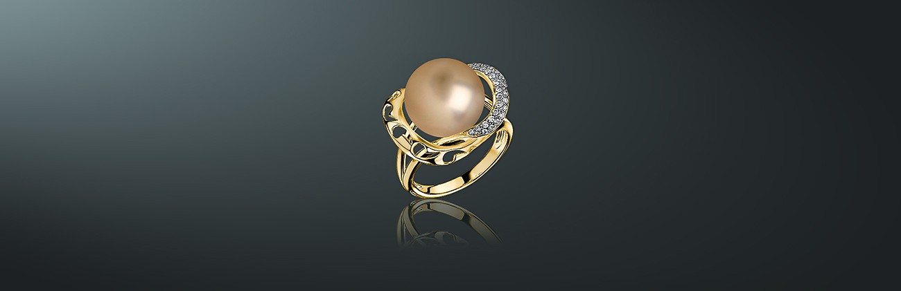 Кольцо из коллекции MAYSAKU: жемчуг Южных морей, золото 585˚, 33 бриллианта (0,171 ct, 4/5А), государственное пробирное клеймо. Вес изделия 6,72 г. кп-16жз
